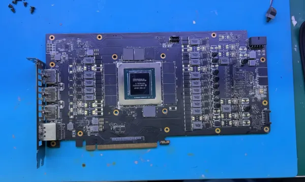 Scammers Now Selling Fake NVIDIA RTX Graphics Cards With Glued-Down Plastic GPUs & Scrap Memory