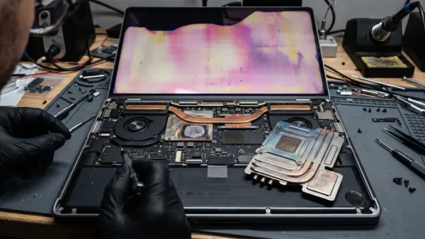 M5 Max Can Cause A Rare Display Discoloration On MacBook Pro Due To Excessive Heat, Necessitating A Vapor Chamber Upgrade